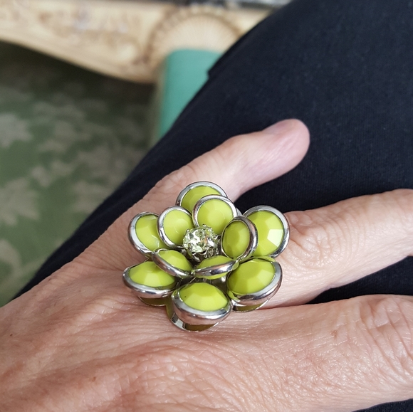 SOLD Flower ring with light green gemstone centered - Picture 2 of 5